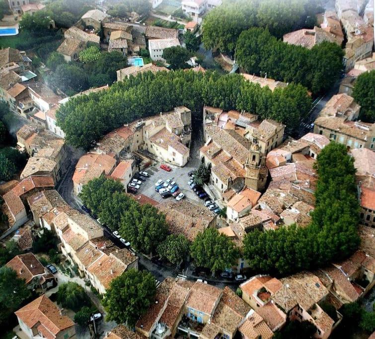 Dans Mas Provencal