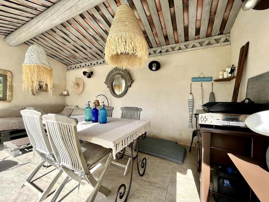 Dans Mas Provencal