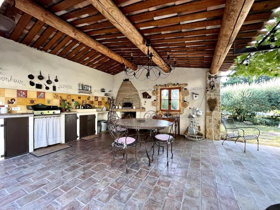 Dans Mas Provencal
