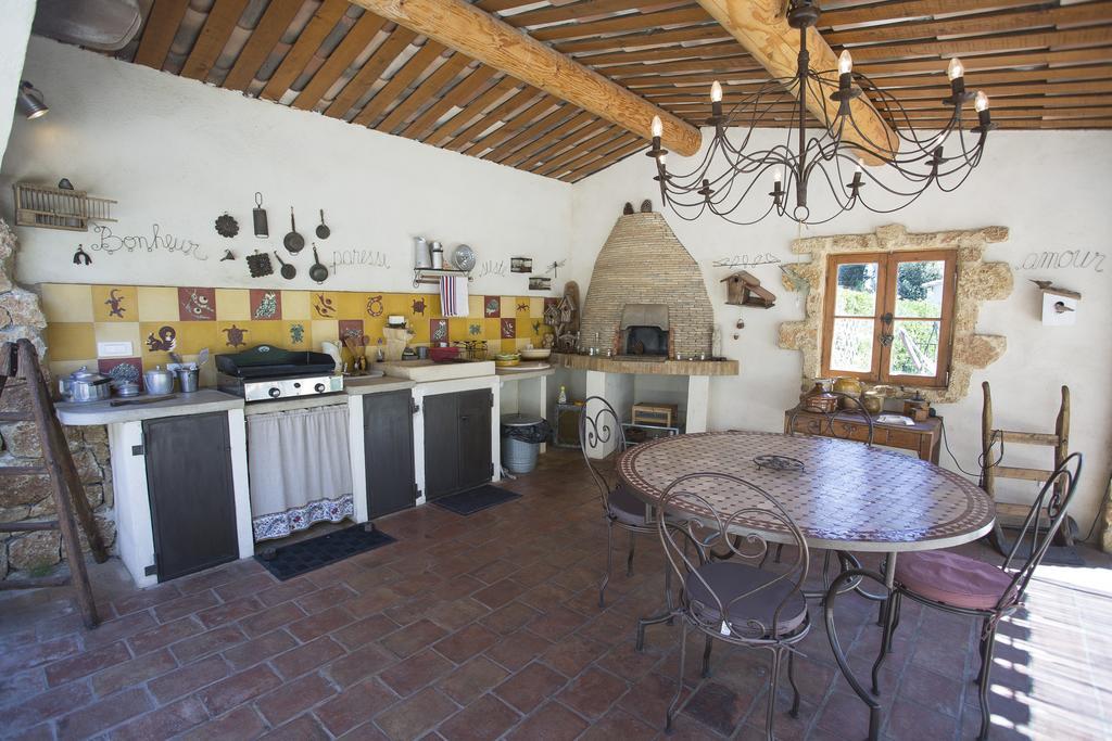 Dans Mas Provencal * Grans