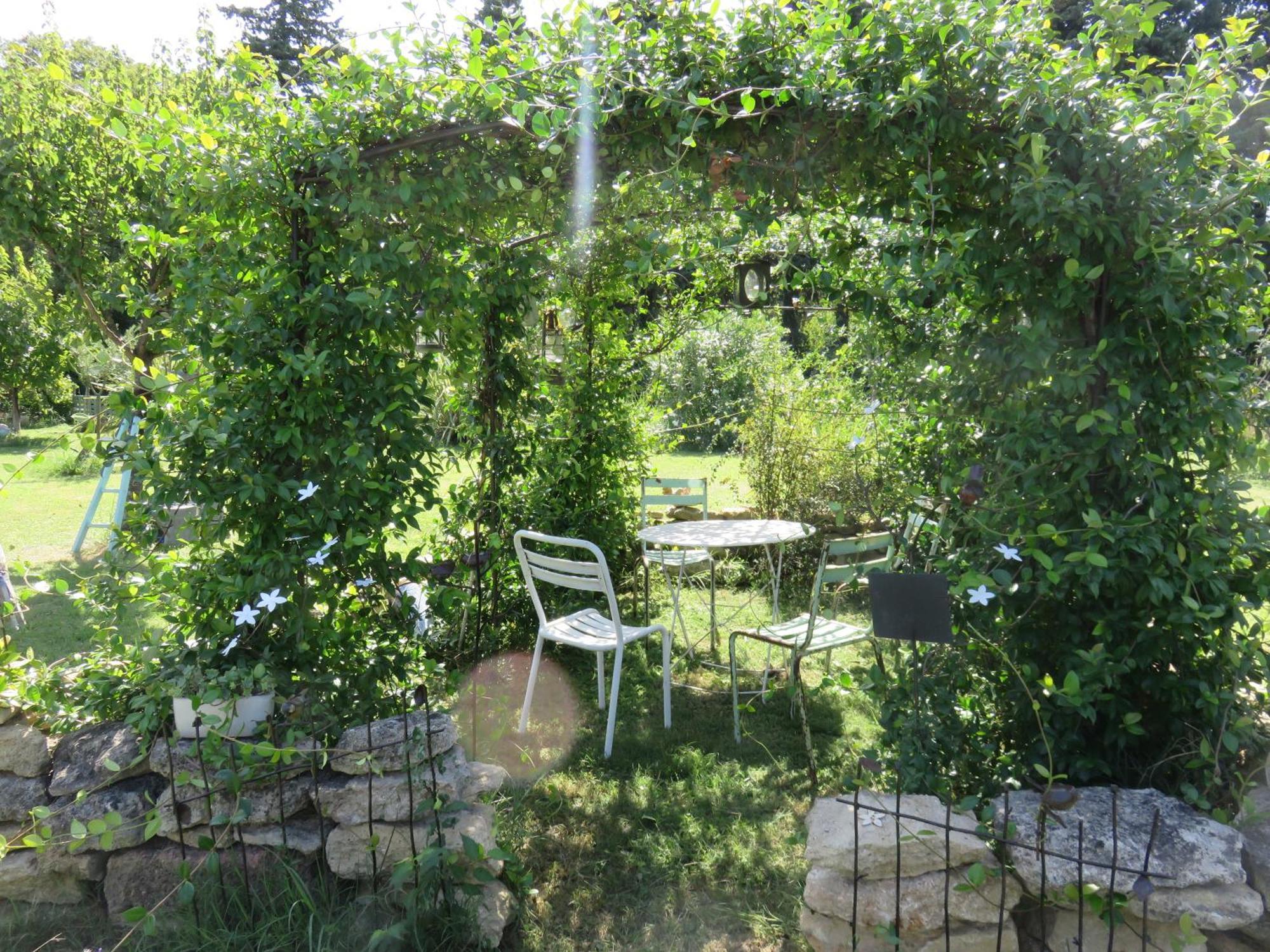 Dans Mas Provencal